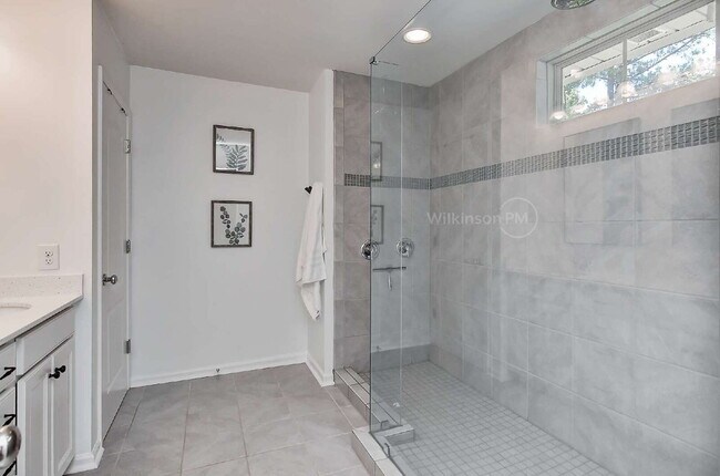 Building Photo - Sought-after 3BR/2.5BA Townhome in Desirab...