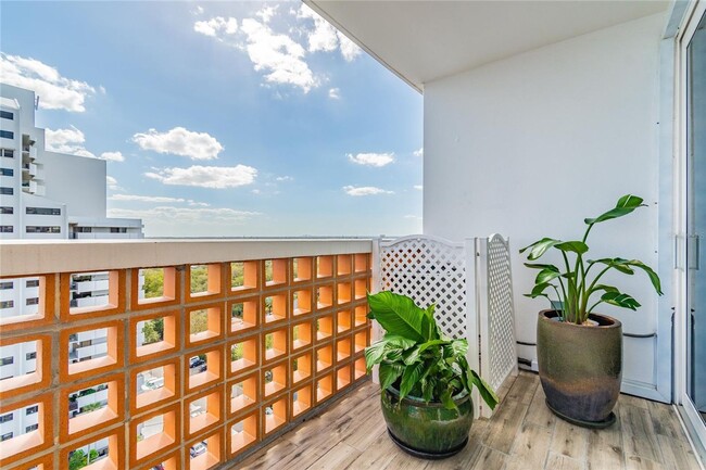 Building Photo - Spectacular Bayshore Views