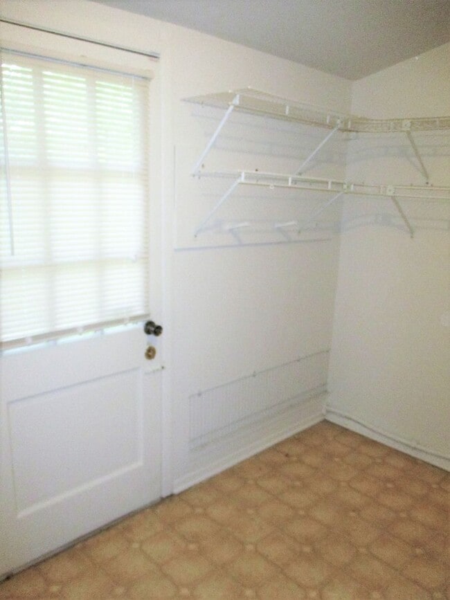 Building Photo - Beautiful 4 Bed 2 Bath Home Sitting On A Spacious Lot In Serene Greenbriar