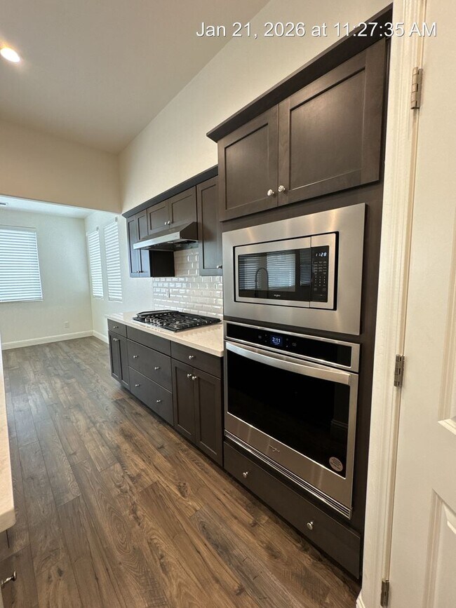 Building Photo - 4 Bedroom home located in Northside Visalia! Available Now!!