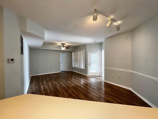 Building Photo - MOVE IN NOW! 2x2 WITH FRESH INTERIOR PAINT & LAMINATE WOOD FLOORING! PRIVATE BALCONY!!!
