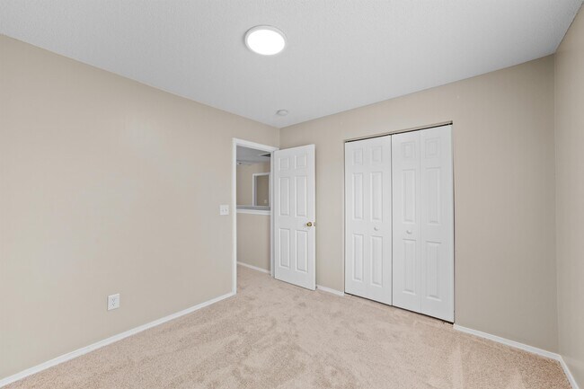 Building Photo - 5 Thorton Ct