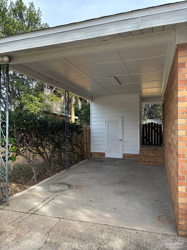 Building Photo - 3600 Forest Glen Dr