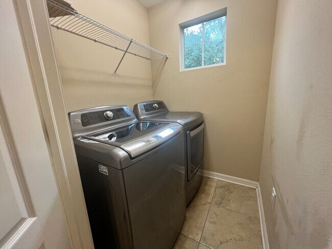 Building Photo - 4/3/2 HOME IN EDINA GARDEN OF EDEN