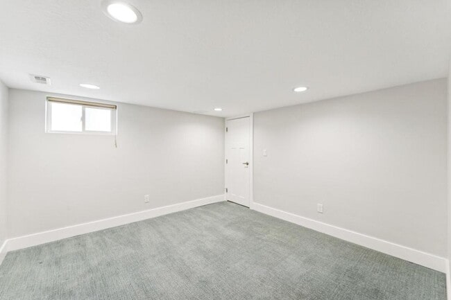 Building Photo - 1041 Yale Ave S