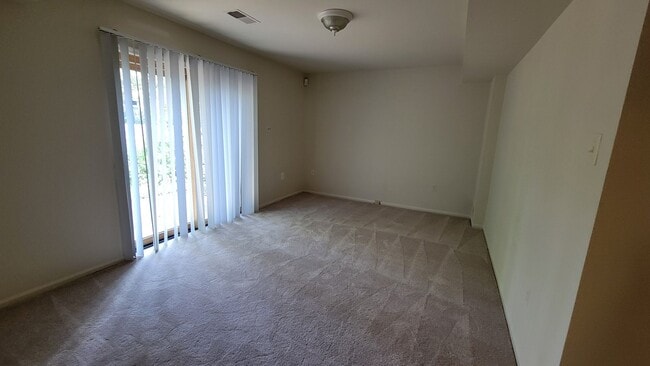 Building Photo - Spacious 4 Bed 3 Bath Home With Fully Fenc...