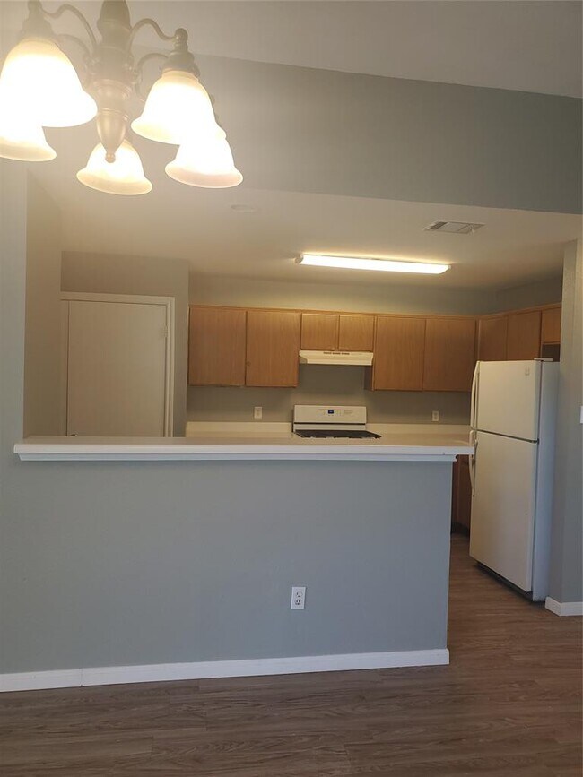 Building Photo - 2221 Creekside Ln