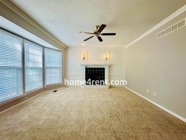 Building Photo - Beautifully Renovated Home in Olathe with ...