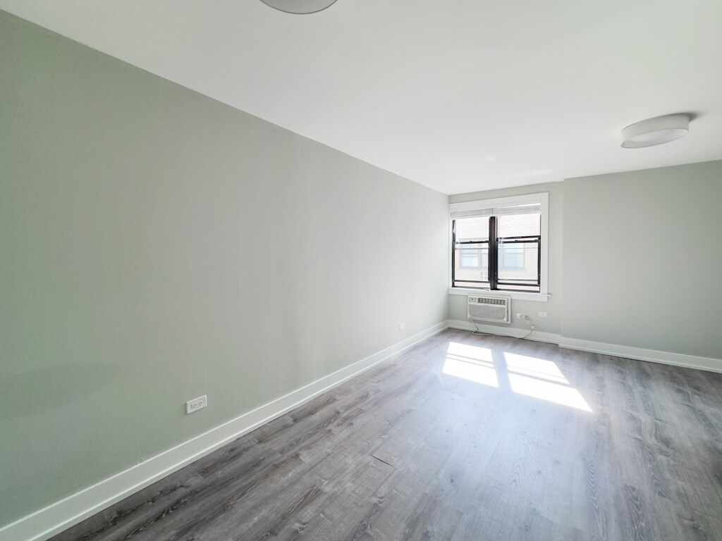 Building Photo - 450 W Barry Ave