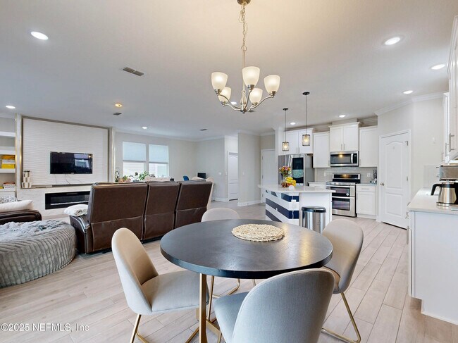 Building Photo - 210 Thistleton Wy