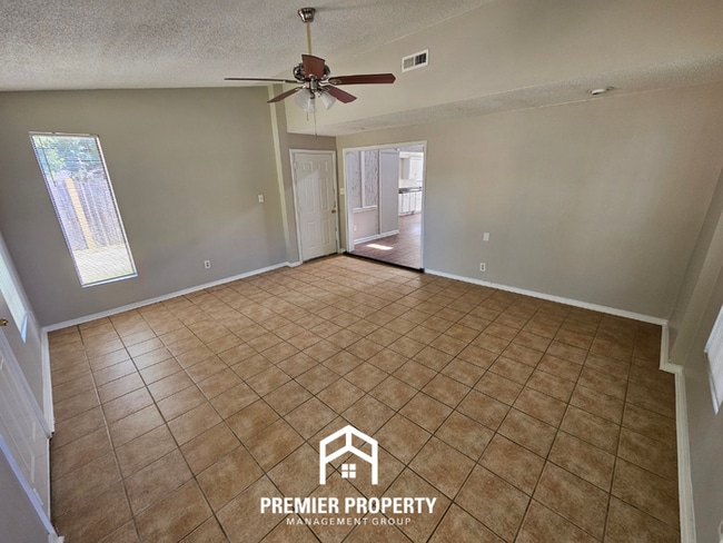 Building Photo - Move-In Ready 3BR Gem in Memphis - Cozy Fireplace, Tile Dining & Private Yard