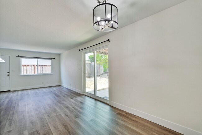 Building Photo - 947 // Duplex