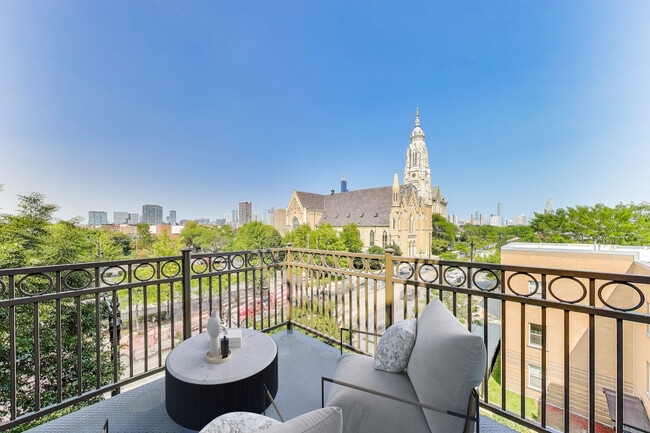 Building Photo - 1155 W Roosevelt Rd