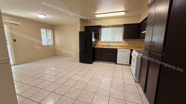 Building Photo - 4 bed/2 Bath - Available now