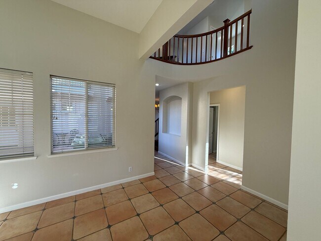 Building Photo - 5 bedrooms located in Redbridge Gated Community!