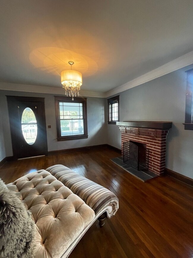 Building Photo - ?? COMING SOON ?? Charming 3 Bed / 1 Bath Bungalow – Prime Location Near Downtown Hickory