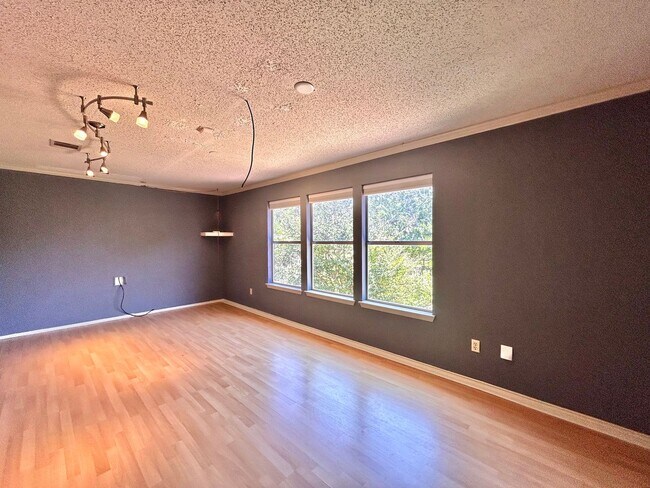 Building Photo - Beautiful and Spacious 3 BR / 2.5 BA Home ...