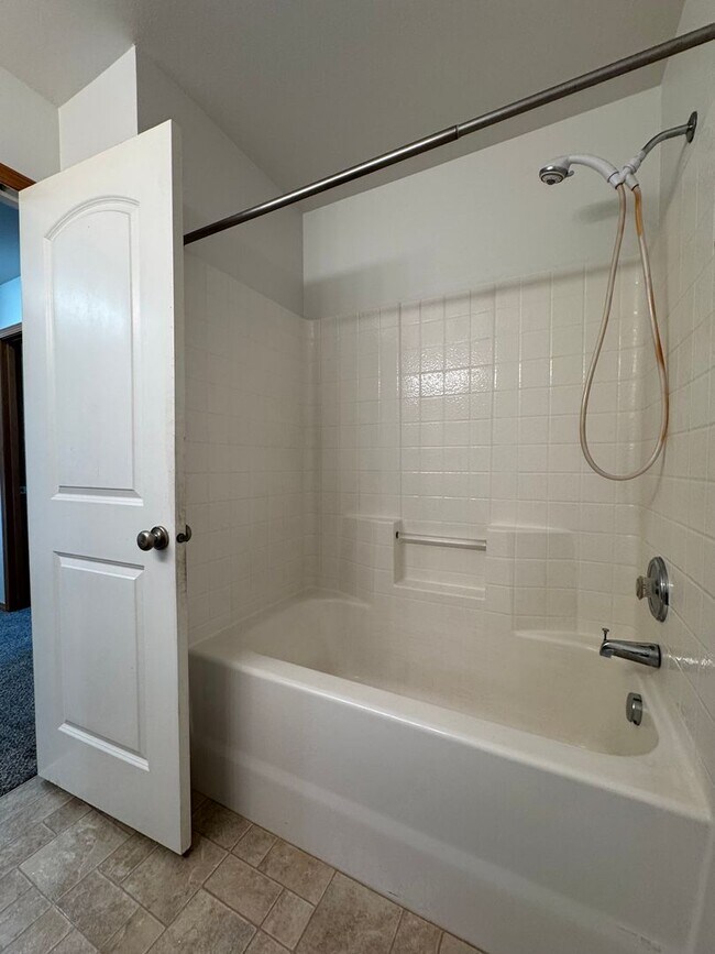 Building Photo - Large 4 Bed Rental in Established Neighborhood