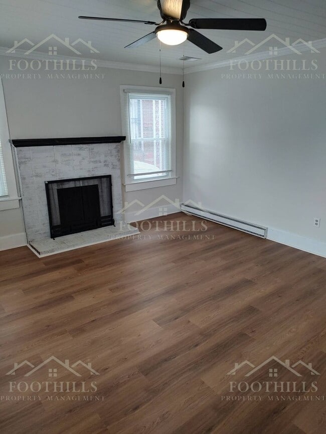 Building Photo - 211 Dickens Ave