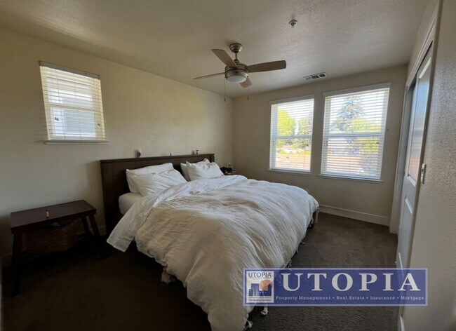 Building Photo - Spacious and Modern 3-bedroom, 3.5 bathroo...