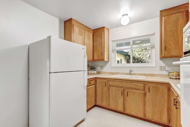 Building Photo - Classic Davis Manor Ranch — 3 Bed, 2 Bath with Covered Patio and Large Yard