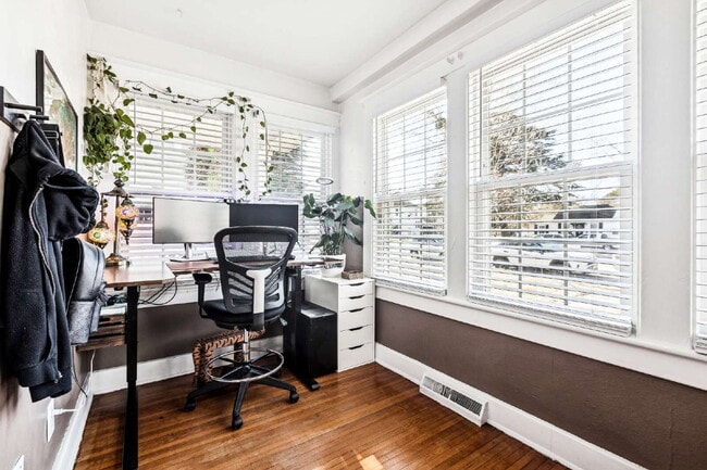 Building Photo - 102 Pear Ave