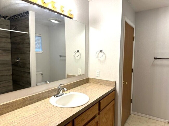 Building Photo - 3 bedroom 2 bath home in Spring Creek with a large shop