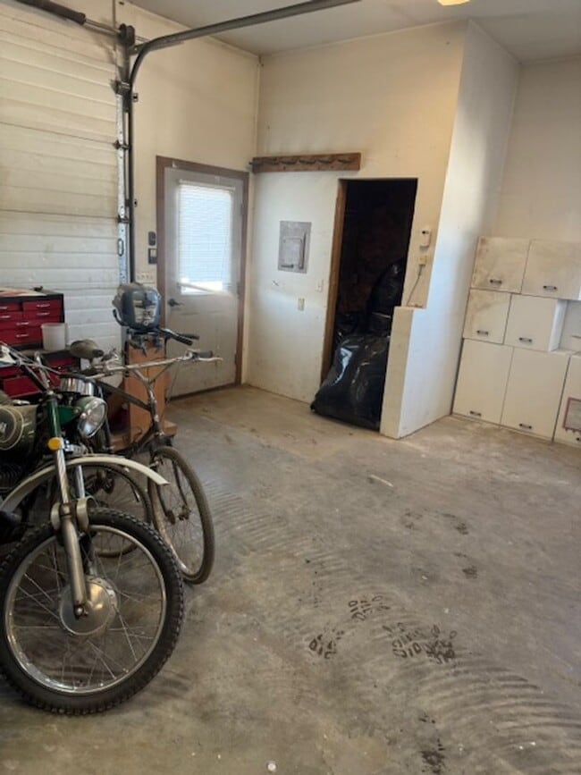 Building Photo - Beautifully upgraded 3 BR 2Ba with W/D and Shop/Garage in back.