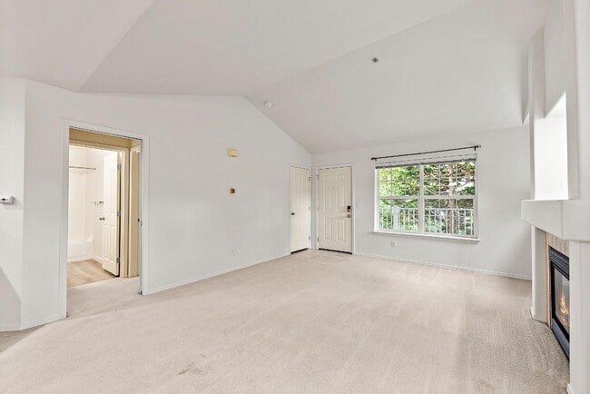 Building Photo - Charming 2 Bed Condo in DuPont | Fresh Pai...
