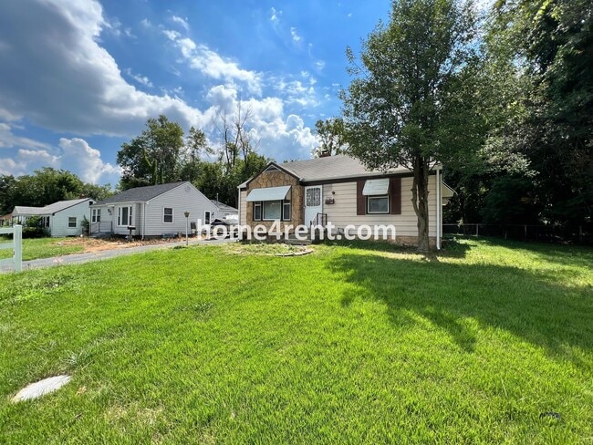 Building Photo - Cozy Ranch Style Home in KCMO w/ Wood Floors and a Fenced in Yard!