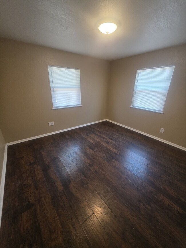 Building Photo - 711 Ruby Dr