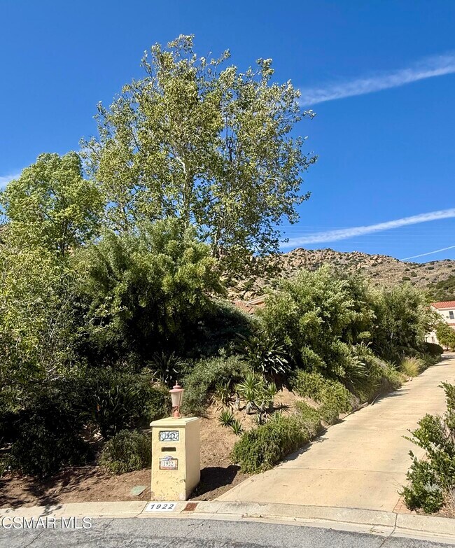 Building Photo - 1922 Golden Sky Cir