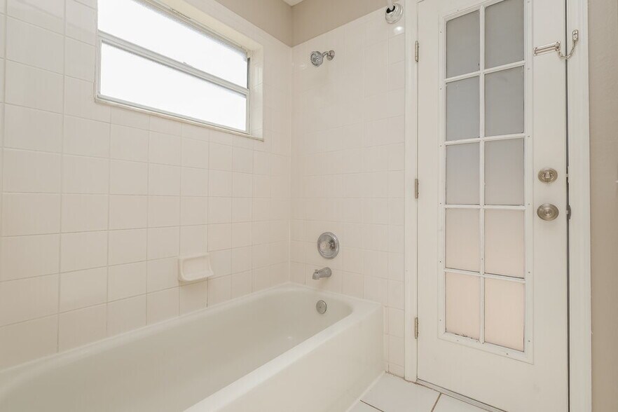 Building Photo - 3720 Hollow Wood Dr