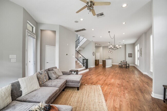 Building Photo - 904 Roy St