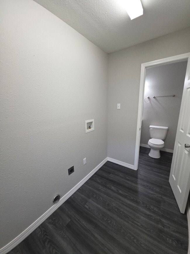 Building Photo - 2211 S Hartford Cove