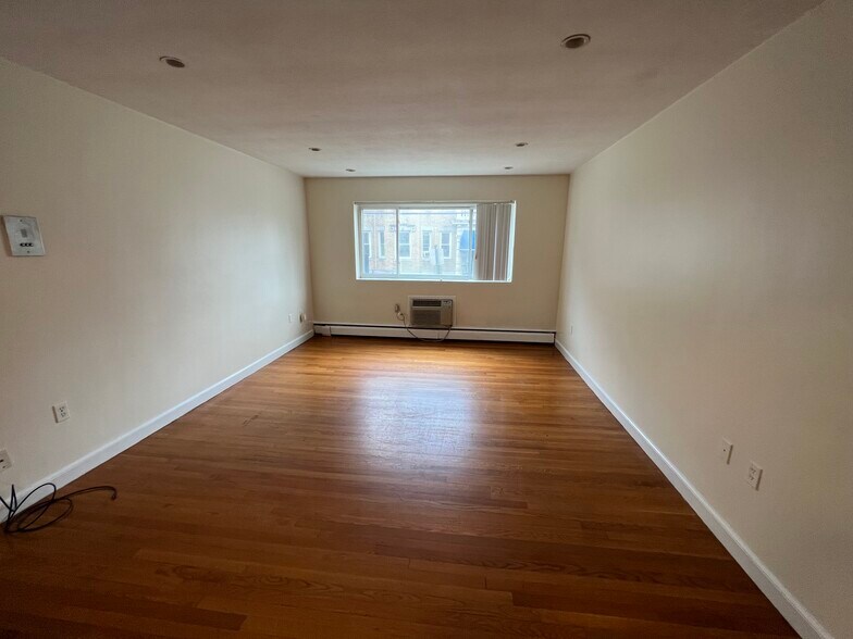 Building Photo - 34 Gardner St