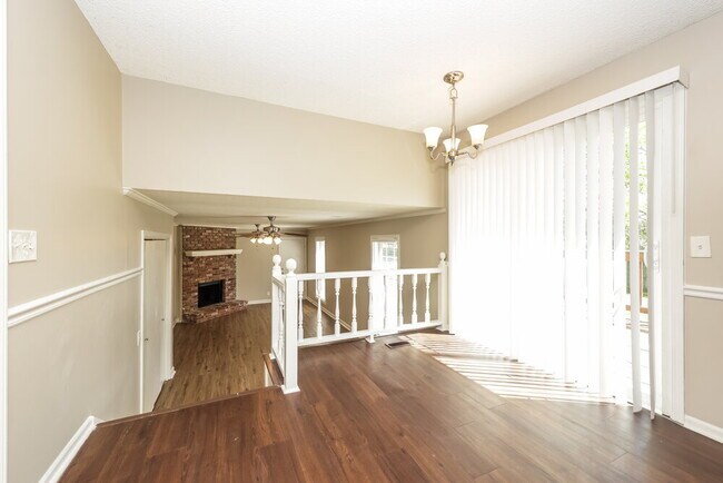 Building Photo - 3205 Country Lawn Dr