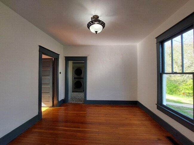 Building Photo - 203 Riverside Dr