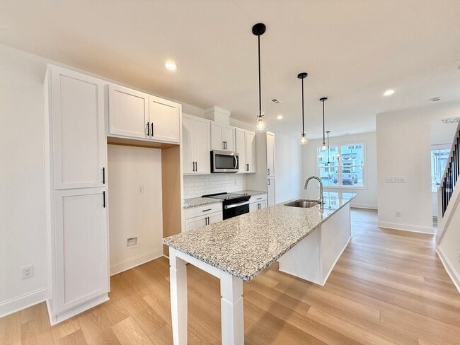Building Photo - **OFFERING 1/2 OFF FIRST MONTH'S RENT** Newly Built 4BD, 3.5BA End-Unit Raleigh Townhome in a Gre...