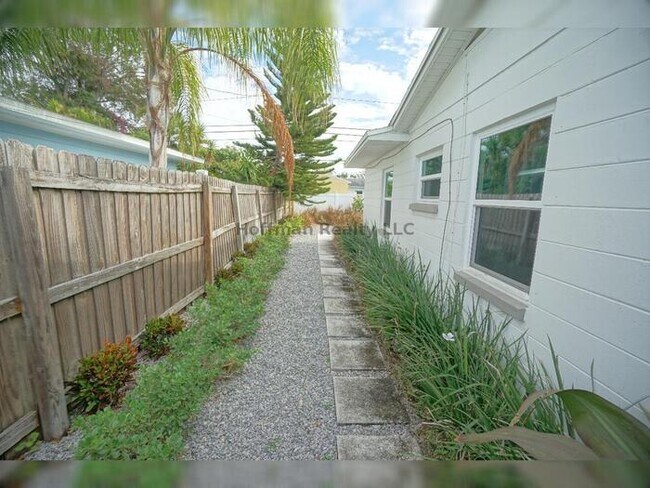 Building Photo - 3-Bedroom Pool Home in St. Pete