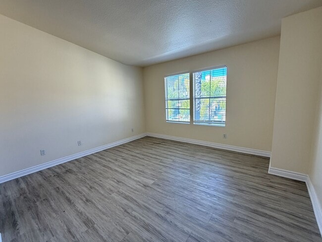 Building Photo - BEAUTIFULLY REFRESHED UPPER-LEVEL CONDO WITH GARAGE & RESORT-STYLE AMENITIES