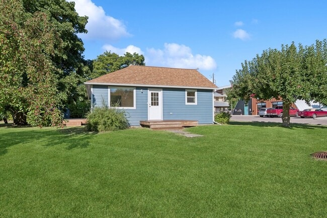 Building Photo - Charming 2 bedroom, 1 bath house
