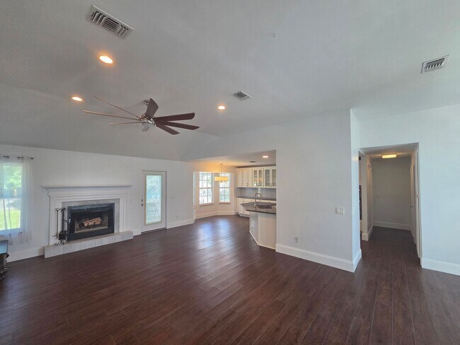 Building Photo - Spacious 4Bed/2Ba Brick Home w/Inground Pool in Mowat Highlands! *1/2 OFF Security Deposit for Ac...