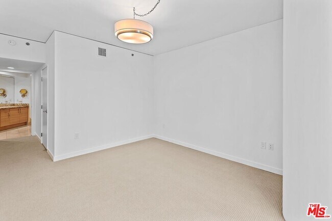 Building Photo - 13650 Marina Pointe Dr