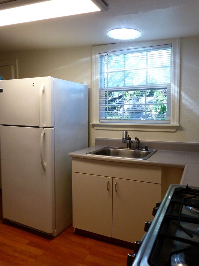 Building Photo - MON301