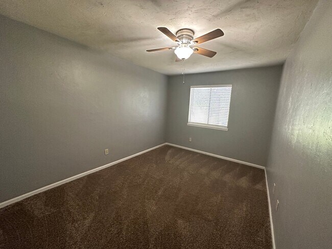 Building Photo - Upstairs unit ON THE GOLF COURSE!