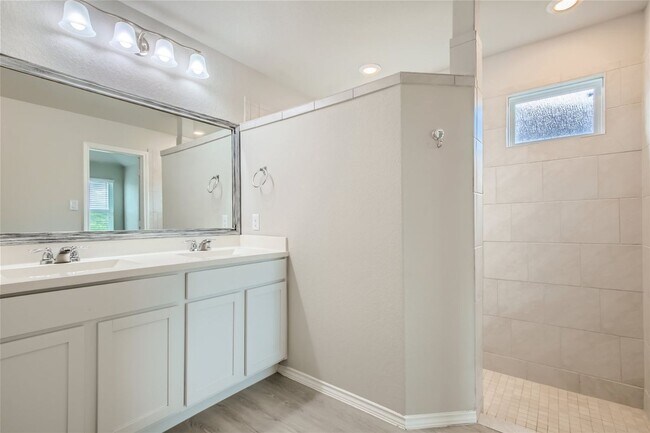 Building Photo - Stunning home available NOW !! Less than 8 miles Randolph Brook AFB