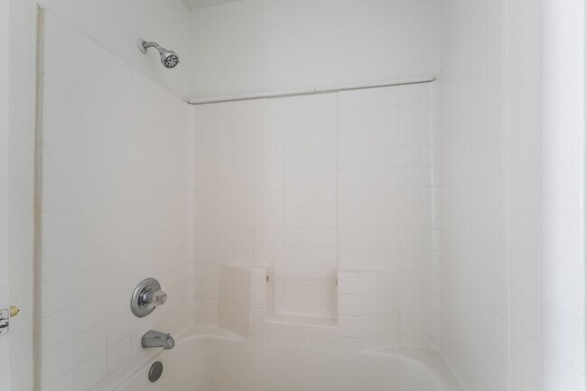 Building Photo - Spacious Henderson Townhome with Modern Up...