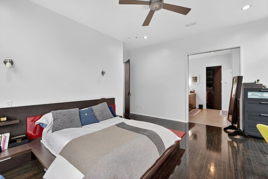 Building Photo - 721 Longleaf Dr NE