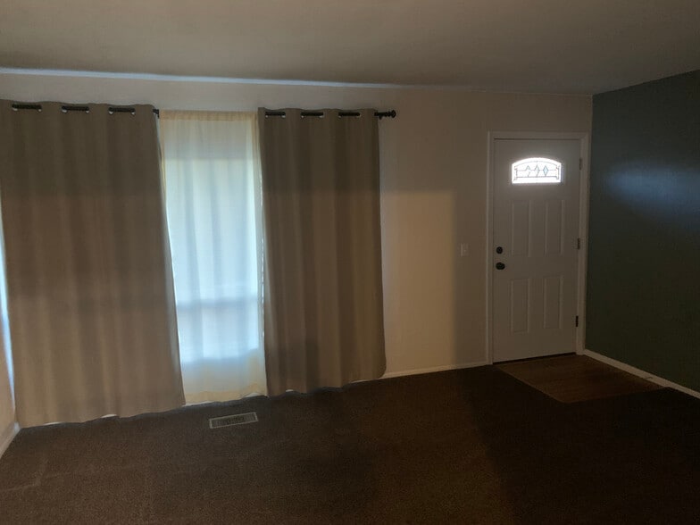 Building Photo - 900 SW 30th St